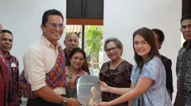 Keluarga Besar Maumere Jakarta Raya (KBM Jaya) saat menerima buku tentang Frans Seda dari Penerbit Gramedia Pustaka Utama, Selasa (28/3)