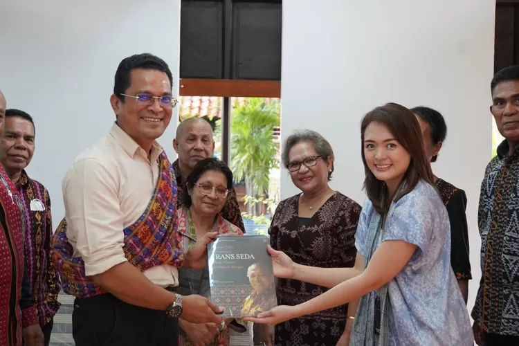 Keluarga Besar Maumere Jakarta Raya (KBM Jaya) saat menerima buku tentang Frans Seda dari Penerbit Gramedia Pustaka Utama, Selasa (28/3)