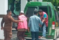 Tersangka kasus korupsi BTT turun dari mobil tahanan Kejaksaan Negeri Sikka, Senin (3/4)