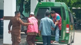 Tersangka kasus korupsi BTT turun dari mobil tahanan Kejaksaan Negeri Sikka, Senin (3/4)
