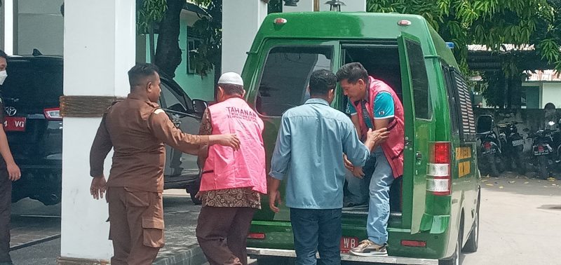 Tersangka kasus korupsi BTT turun dari mobil tahanan Kejaksaan Negeri Sikka, Senin (3/4)