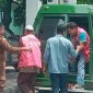 Tersangka kasus korupsi BTT turun dari mobil tahanan Kejaksaan Negeri Sikka, Senin (3/4)