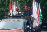 KPU Sikka memajang bendera partai politik peserta Pemilu 2024 saat menyanbut Kirab Pemilu 2024, Senin (3/4)