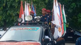 KPU Sikka memajang bendera partai politik peserta Pemilu 2024 saat menyanbut Kirab Pemilu 2024, Senin (3/4)