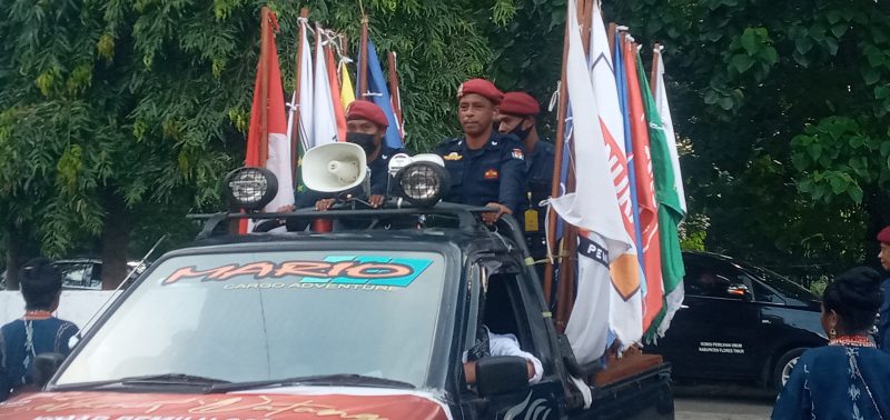 KPU Sikka memajang bendera partai politik peserta Pemilu 2024 saat menyanbut Kirab Pemilu 2024, Senin (3/4)