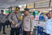Kapolda NTT bersama Kapolres Flotim di Posko Terpadu Pertokoan di Larantuka, Kamis (6/4)