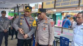 Kapolda NTT bersama Kapolres Flotim di Posko Terpadu Pertokoan di Larantuka, Kamis (6/4)