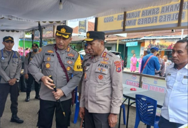 Kapolda NTT bersama Kapolres Flotim di Posko Terpadu Pertokoan di Larantuka, Kamis (6/4)