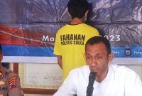 Kasat Narkoba Polres Sikka Iptu Muslikhan Sara memberikan keterangan pers terkait pengungkapan peredaran narkotika di Maumere, Senin (10/4)