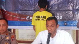 Kasat Narkoba Polres Sikka Iptu Muslikhan Sara memberikan keterangan pers terkait pengungkapan peredaran narkotika di Maumere, Senin (10/4)