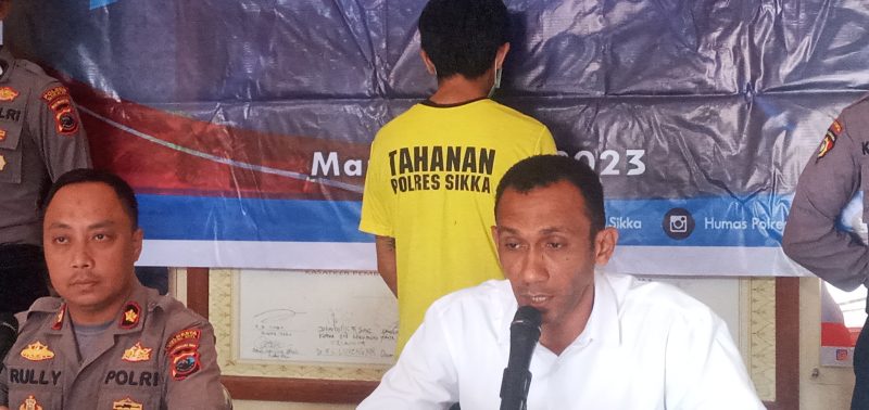 Kasat Narkoba Polres Sikka Iptu Muslikhan Sara memberikan keterangan pers terkait pengungkapan peredaran narkotika di Maumere, Senin (10/4)