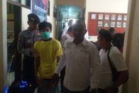 Anggota Satnarkoba Polres Sikka menggelandang WT (kaos kuning), tersangka pengguna dan pengedar narkotika jenis sabu, Senin (10/4) 