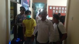 Anggota Satnarkoba Polres Sikka menggelandang WT (kaos kuning), tersangka pengguna dan pengedar narkotika jenis sabu, Senin (10/4) 