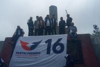 Bacaleg DPR RI Partai Perindo Stefanus Roy Rening bersama Sahabat Roy Reming mengibarkan spanduk perjuangan di puncak Danau Kelimutu, Selasa (11/4)