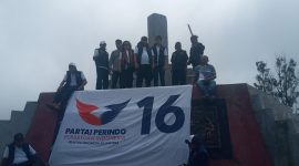 Bacaleg DPR RI Partai Perindo Stefanus Roy Rening bersama Sahabat Roy Reming mengibarkan spanduk perjuangan di puncak Danau Kelimutu, Selasa (11/4)