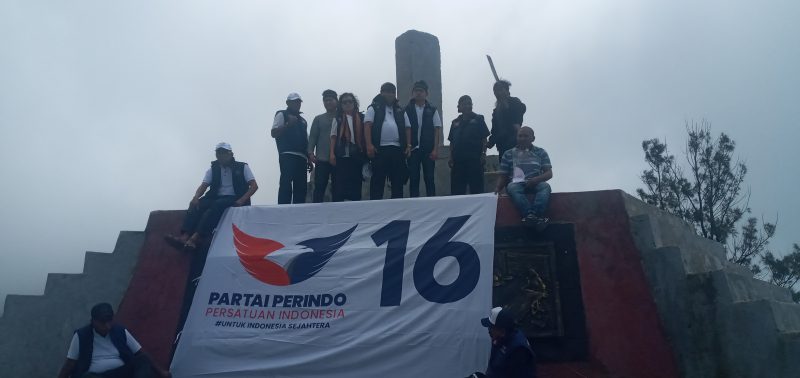 Bacaleg DPR RI Partai Perindo Stefanus Roy Rening bersama Sahabat Roy Reming mengibarkan spanduk perjuangan di puncak Danau Kelimutu, Selasa (11/4)