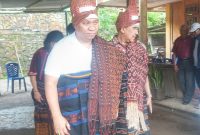 Stefanus Roy Rening mengenakan Ragi Lambu di Wolotolo, Selasa (11/4)