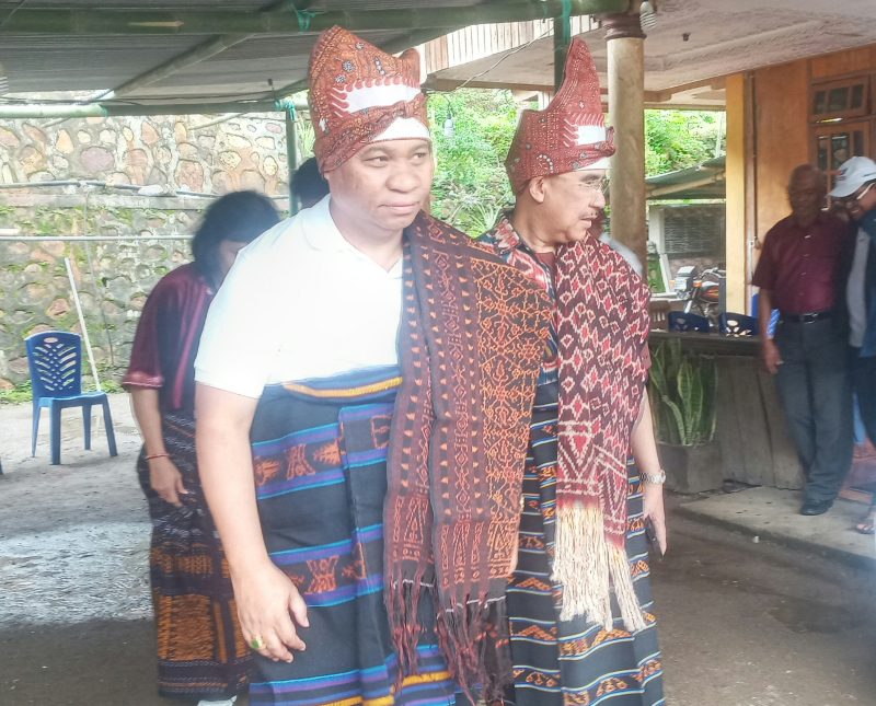 Stefanus Roy Rening mengenakan Ragi Lambu di Wolotolo, Selasa (11/4)