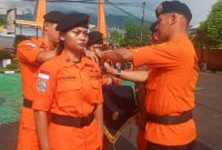 Kepala Subseksi Sumber Daya Karel Roni Ileng selaku Pembina Apel Gelar Pasukan dan Alut Siga SAR Khusus, menyematkan pita siaga tanda dimulainya Siaga SAR Khusus, Kamis (13/4) 