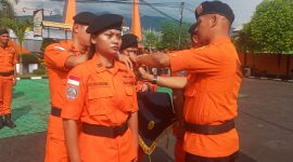 Kepala Subseksi Sumber Daya Karel Roni Ileng selaku Pembina Apel Gelar Pasukan dan Alut Siga SAR Khusus, menyematkan pita siaga tanda dimulainya Siaga SAR Khusus, Kamis (13/4) 