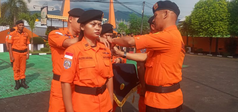 Kepala Subseksi Sumber Daya Karel Roni Ileng selaku Pembina Apel Gelar Pasukan dan Alut Siga SAR Khusus, menyematkan pita siaga tanda dimulainya Siaga SAR Khusus, Kamis (13/4) 