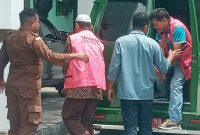 Dua tersangka korupsi BTT dibawa ke Kantor Kejaksaan Negeri Sikka beberapa waktu lalu