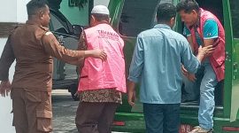Dua tersangka korupsi BTT dibawa ke Kantor Kejaksaan Negeri Sikka beberapa waktu lalu