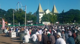 Umat Muslim di Kota Maumere melaksanakan Sholad Id di Lapangan Unum Kota Baru, Sabtu (22/4)