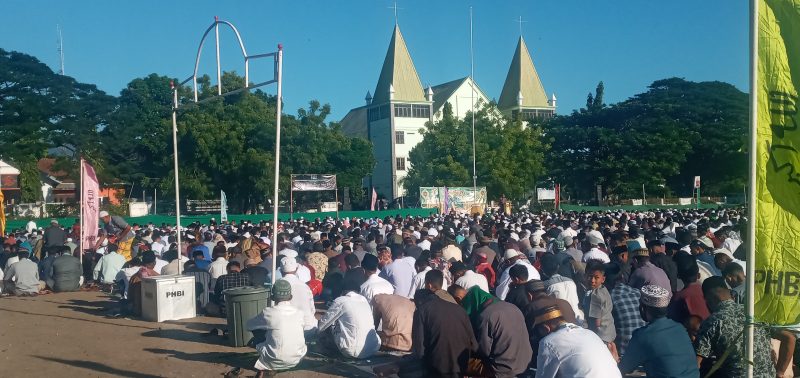 Umat Muslim di Kota Maumere melaksanakan Sholad Id di Lapangan Unum Kota Baru, Sabtu (22/4)