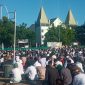 Umat Muslim di Kota Maumere melaksanakan Sholad Id di Lapangan Unum Kota Baru, Sabtu (22/4)
