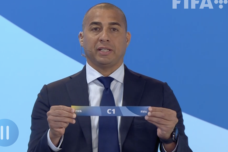 David Trezeguet  bertugas dalam proses undian Piala Dunia U-20 2023 di markas FIFA, Zurich, Swiss, Jumat (21/4)