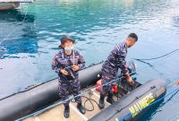 Dua personil Lanal Maumere, Kamis (6/4), bersiap-siap menuju Larantuka dalam rangka pengamanan Semana Santa (foto: istimewa)