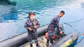 Dua personil Lanal Maumere, Kamis (6/4), bersiap-siap menuju Larantuka dalam rangka pengamanan Semana Santa (foto: istimewa)