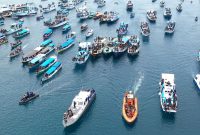 Kapal-kapal motor mengangkut ribuan peziarah dalam prosesi laut Semana Santa di Larantuka, Jumat (7/4) 