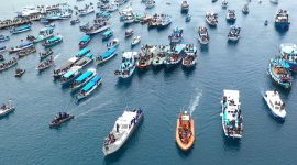Kapal-kapal motor mengangkut ribuan peziarah dalam prosesi laut Semana Santa di Larantuka, Jumat (7/4) 