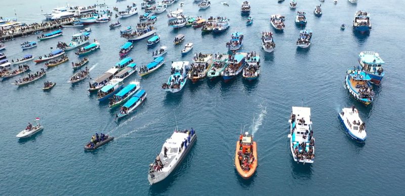 Kapal-kapal motor mengangkut ribuan peziarah dalam prosesi laut Semana Santa di Larantuka, Jumat (7/4) 