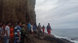 Suasana pencarian remaja yang hilang tergulung ombak di peraoran Pantai Batu Cincin di Nangapanda Kabupaten Ende, Minggu (9/1)