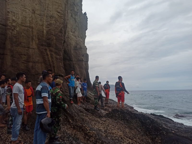 Suasana pencarian remaja yang hilang tergulung ombak di peraoran Pantai Batu Cincin di Nangapanda Kabupaten Ende, Minggu (9/1)