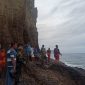 Suasana pencarian remaja yang hilang tergulung ombak di peraoran Pantai Batu Cincin di Nangapanda Kabupaten Ende, Minggu (9/1)