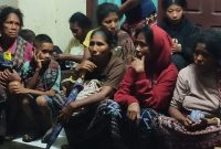 Suasana pengungsian warga Desa Mahekelan di Kantor Kecamatan Waigete, Rabu (12/4) dinihari
