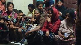 Suasana pengungsian warga Desa Mahekelan di Kantor Kecamatan Waigete, Rabu (12/4) dinihari