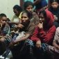 Suasana pengungsian warga Desa Mahekelan di Kantor Kecamatan Waigete, Rabu (12/4) dinihari