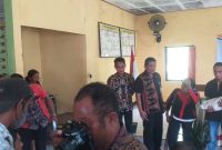 Pemberian beras bantuan pangan kepada masyarakat Kabupaten Sikka, Kamis (13/4)