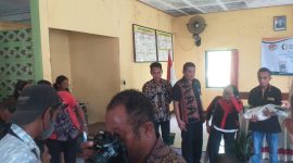 Pemberian beras bantuan pangan kepada masyarakat Kabupaten Sikka, Kamis (13/4)