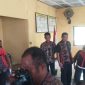 Pemberian beras bantuan pangan kepada masyarakat Kabupaten Sikka, Kamis (13/4)