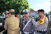 Kapolres Sikka AKBP Nelson Filipe Dias Quintas menyematkan pita Operasi Ketupat Turangga 2023 kepada salah satu personil pengamanan dari Satlantas Polres Sikka, Senin (17/4)