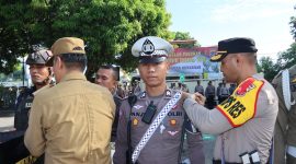 Kapolres Sikka AKBP Nelson Filipe Dias Quintas menyematkan pita Operasi Ketupat Turangga 2023 kepada salah satu personil pengamanan dari Satlantas Polres Sikka, Senin (17/4)