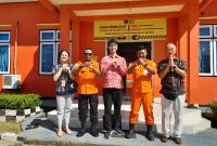 Kepala Kantor Pencarian dan Pertolongan Maumere pose bersama Konsulat Jenderal Jepang di Kantor Pos SAR Manggarai Barat, Senin (17/4) 