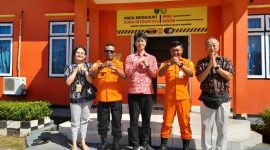Kepala Kantor Pencarian dan Pertolongan Maumere pose bersama Konsulat Jenderal Jepang di Kantor Pos SAR Manggarai Barat, Senin (17/4) 