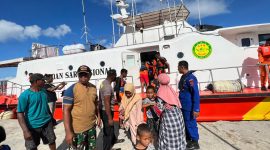 Suasana evakuasi penumpang kapal tanpa nama yang mengalami mati mesin di perairan Pulau Sukun, Selasa (18/4)